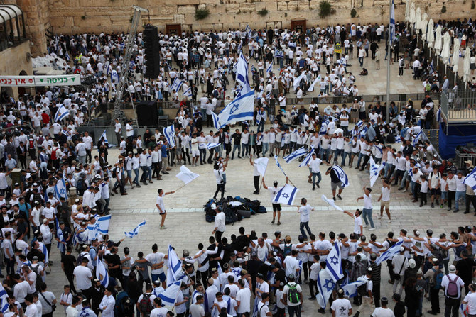 2023年5月18日、「エルサレムの日」を記念するイスラエルの「旗の行進」で、エルサレムの旧市街の「嘆きの壁」に集まり、国旗を振るイスラエル人。（AFP）