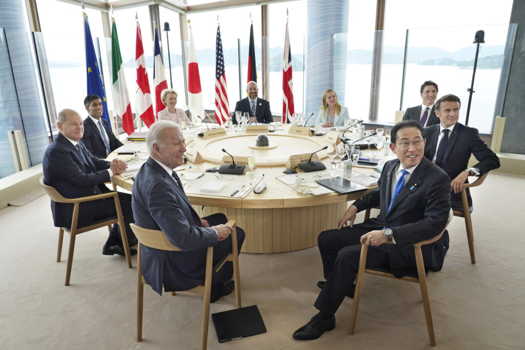 西日本の広島で開催されているG7首脳会合で、会議に出席した（左から時計回りに）ジョー・バイデン米大統領、オラフ・ショルツ独首相、リシ・スナク英首相、ウルズラ・フォン・デア・ライエン欧州委員会委員長、シャルル・ミシェル欧州理事会議長、ジョルジャ・メローニ伊首相、ジャスティン・トルドー加首相、エマニュエル・マクロン仏大統領、および日本の岸田文雄首相。2023年5月19日金曜撮影。（資料写真/AP経由Japan Pool）