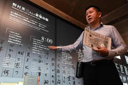 1945年の原爆投下前、投下時、投下後の街を体験できるVR(仮想現実)ツアーを提供する企業に勤める山口洋氏が、広島の爆心地近くにあった広島公園レストハウスで唯一の生存者について話す様子。2023年5月15日撮影 (AFP)