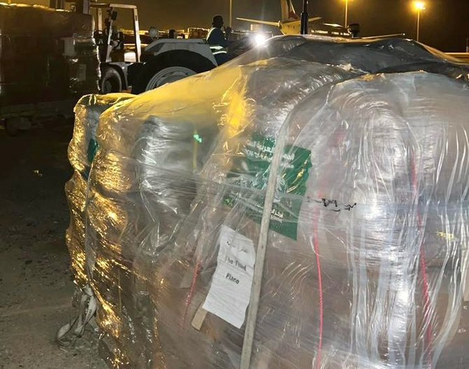 荷台の上に重ねられた貨物が飛行機へと積み込まれた。（AN Photo）