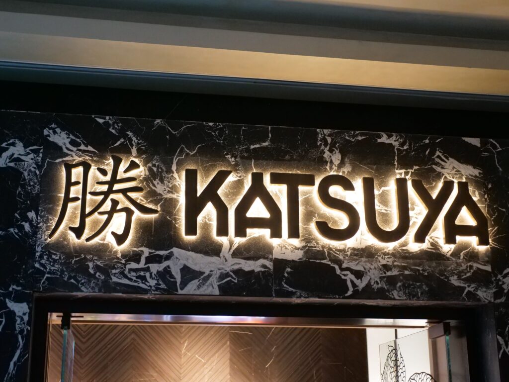 Katsuyaの主なコンセプトは、伝統的な日本料理を現代的に解釈したうえで、高品質の食材、熟練の調理法、創造的なプレゼンテーションに重点を置いて提供することだ。