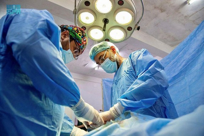 カメルーンでは、さまざまな専門分野のボランティア外科医22人がマルア市で医療手術を行った。（SPA）