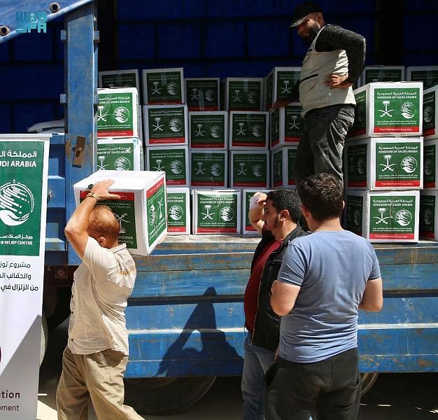 シリアでは、イドリブで地震に見舞われた750世帯に食料を詰めた小包と衛生用品の入った袋が届けられた。（SPA）