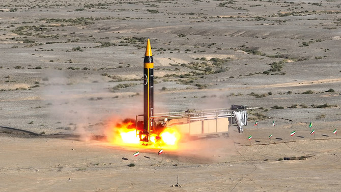 上：「Khaibar」と名付けられた最新のホッラムシャフル弾道ミサイルが未開示の場所で発射される様子。この写真は2023年5月25日にイランの国防省が提供。（イラン国防省/AFP通信）