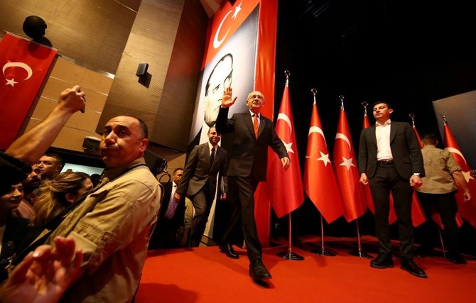 2023年5月18日、トルコのアンカラで5月28日の決選投票に先立ち、記者会見に到着するトルコの主要野党連合大統領候補、ケマル・クルチダルオール氏。（ロイター）