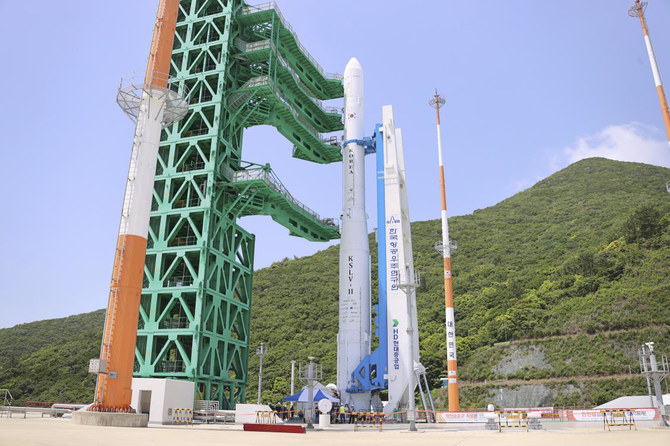 上の写真：韓国初の国産ロケットである「ヌリ」が、打ち上げ前の2023年5月23日、韓国・高興郡の羅老宇宙センターで発射台に乗せられている。(韓国航空宇宙研究院  AP経由)