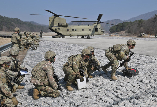 野戦砲兵大隊の砲撃訓練中の米兵たち。2023年3月19日、韓国の抱川（ポチョン）。今週実施される米韓の実射訓練「共同火力撃滅訓練」は同種の訓練としては過去最大規模となる。（AFP）