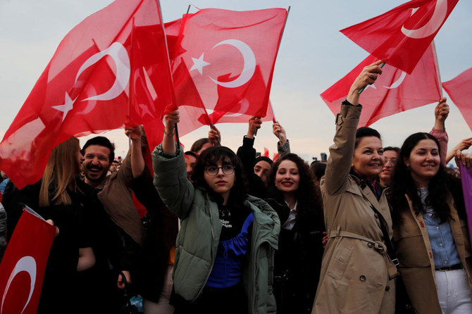 5月28日の決選投票を前に、「青少年とスポーツの日」を祝う集会でトルコ国旗を振る人々。2023年5月19日、トルコのイスタンブール。（ロイター）