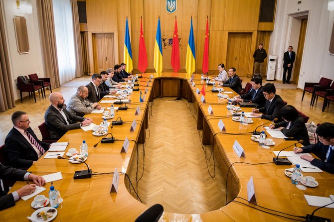 キーウでの会合に出席するウクライナのドミトロ・クレバ外相（左から5人目）と中国の李輝特使（右から4人目）。ウクライナのドミトロ・クレバ外相は、中国の李輝特使との会談において自国の領土保全の重要性を強調した。（AFP）