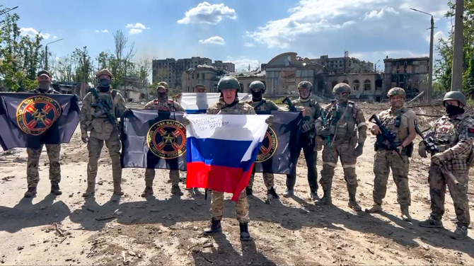 自身の部隊がウクライナのバフムトを占領した後にロシア国旗を手にする、ワグネルを率いるエフゲニー・プリゴジン氏。（Prigozhin Press Service  AP通信より）
