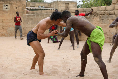 バイ・イブラさんとレスリングの試合を行う魚住彰吾さん（29）、別名ソンゴ・ティン。2023年5月26日、セネガルのティエスのディアカオ地区にあるサンバ・ディア部屋。（ロイター）