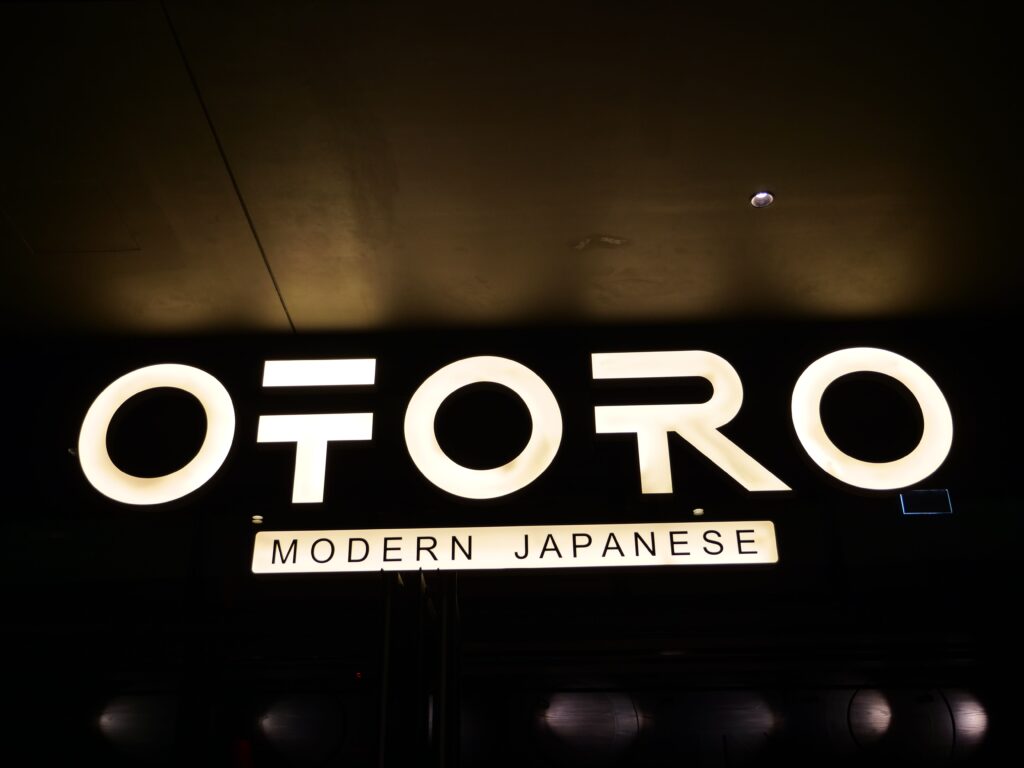 「OTORO」の基本理念はシンプルだ。鹿児島の和牛、東京の大トロ、北海道のウニなど、日本各県の新鮮な食材を使った極上の料理である。