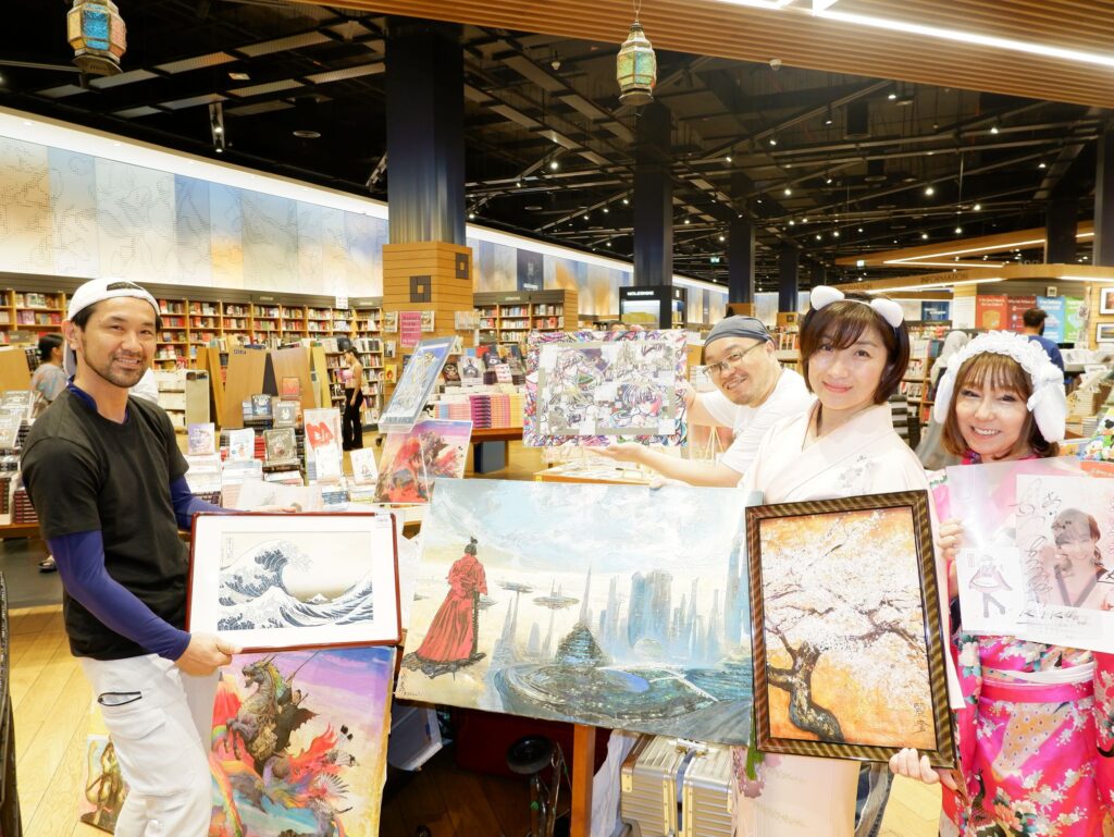 書店の来客に作品を紹介する日本のアーティスト。