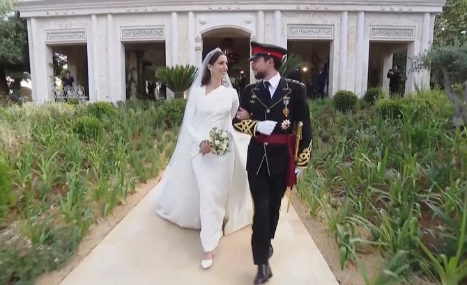 ラジワ皇太子妃は花嫁衣装として、セレブに愛されるレバノンのクチュリエ、エリー・サーブのクラシックな純白のドレスを着用した。（ロイター）