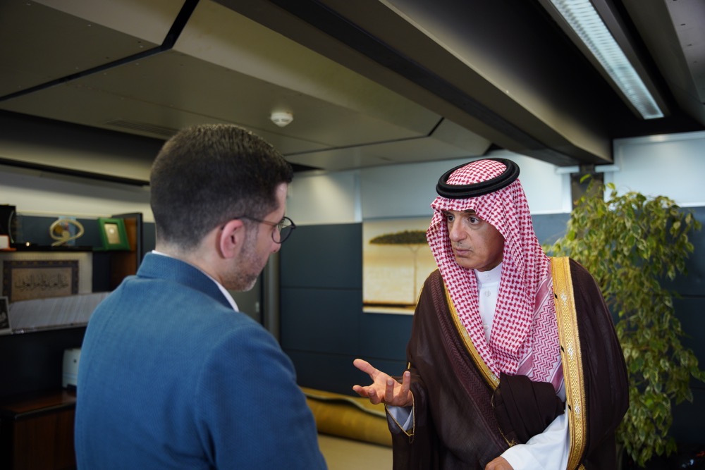 アラブニュースのファイサル・J・アッバス編集長からインタビューを受けるサウジアラビアのアーデル・アル・ジュベイル外交担当国務相。2023年6月19日、パリ。（写真：AN）