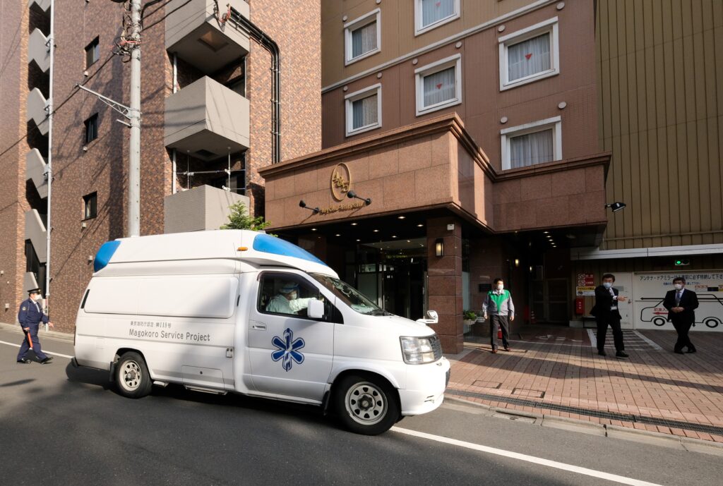 北海道八雲町の国道でバスとトラックが衝突し、５人が死亡した。 （AFP）