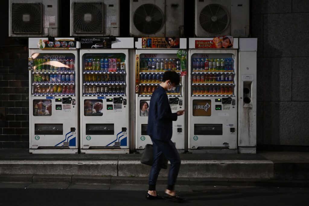 アサヒはCO2を吸収する自動販売機を開発している。（AFP）