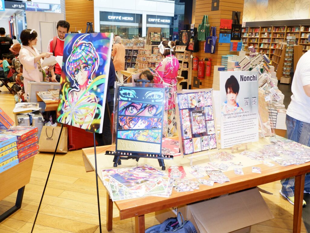 書店の来客に作品を紹介する日本のアーティスト。