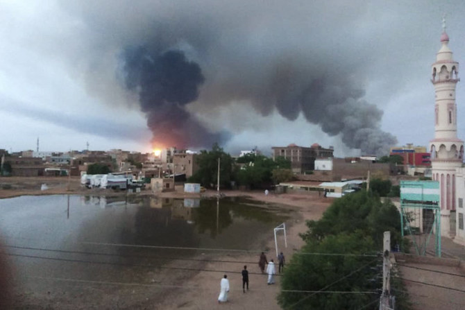 国軍と準軍事組織RSFの間の衝突が続く中、建物の後ろから立ち上る煙。スーダンの首都ハルツーム。（AFP）