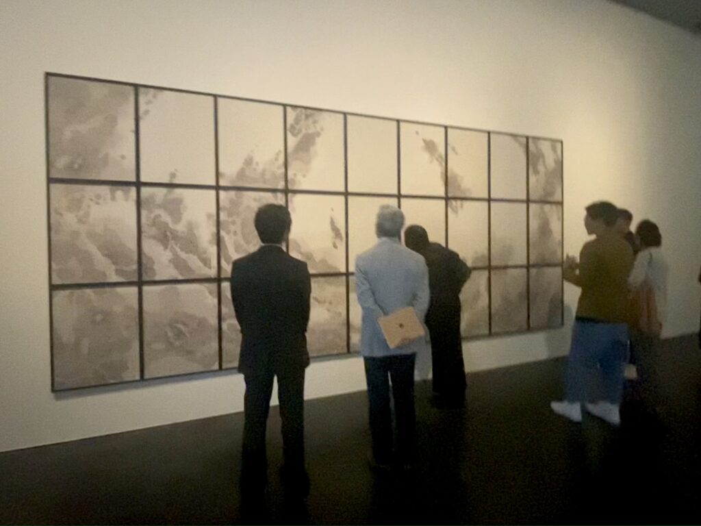 アラブ首長国連邦ドバイのジャミール・アーツ・センターで開催された日本人アーティスト久門剛史氏の展覧会「丁寧に生きる」の作品（提供）