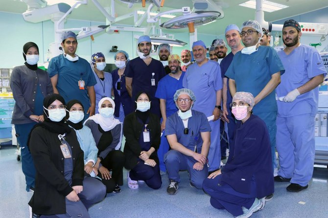 リヤドのキング・アブドゥラー専門小児病院で、エジプト人の双子のサルマとサラの分離手術を行った専門家チーム。（提供/KSrelief）