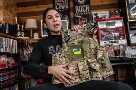 写真は2023年3月20日撮影。ジョージア軍団に参加してウクライナのために戦う予定の麻雀店店長、もとむらゆうや氏。群馬県前橋市で軍用ジャケットを手にしてAFPのインタビューに応じる。(AFP)