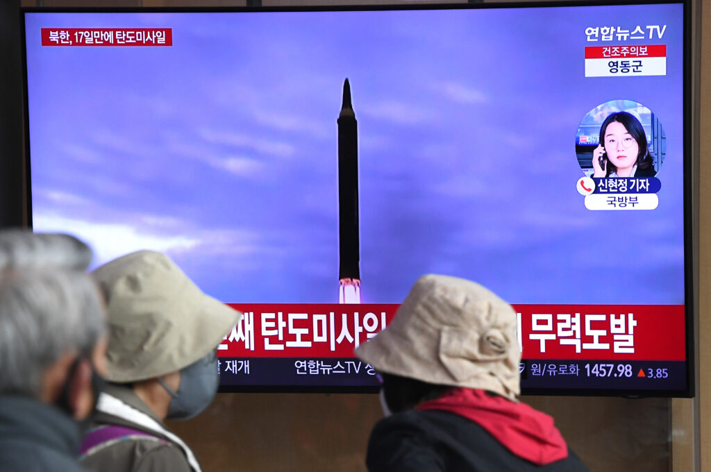 日本は、北朝鮮の衛星打ち上げ予告期間が過ぎたにもかかわらず、11日に弾道ミサイル防衛の警戒態勢を延長した。（資料ファイル/AFP）