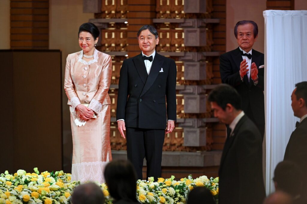 日本の徳仁天皇と雅子皇后は土曜日、陸前高田市や東北地方の岩手県の他の場所を訪問した。 （AFP）