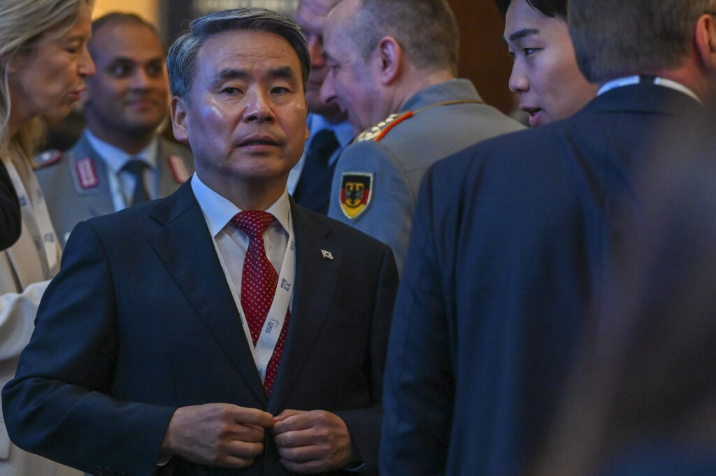 日本の浜田 靖一防衛大臣と韓国の李鍾燮防衛大臣は日曜、韓国軍艦による事件のような事件の再発を防ぐため、両国国防当局間の協議を加速させることで合意した。 （AFP）