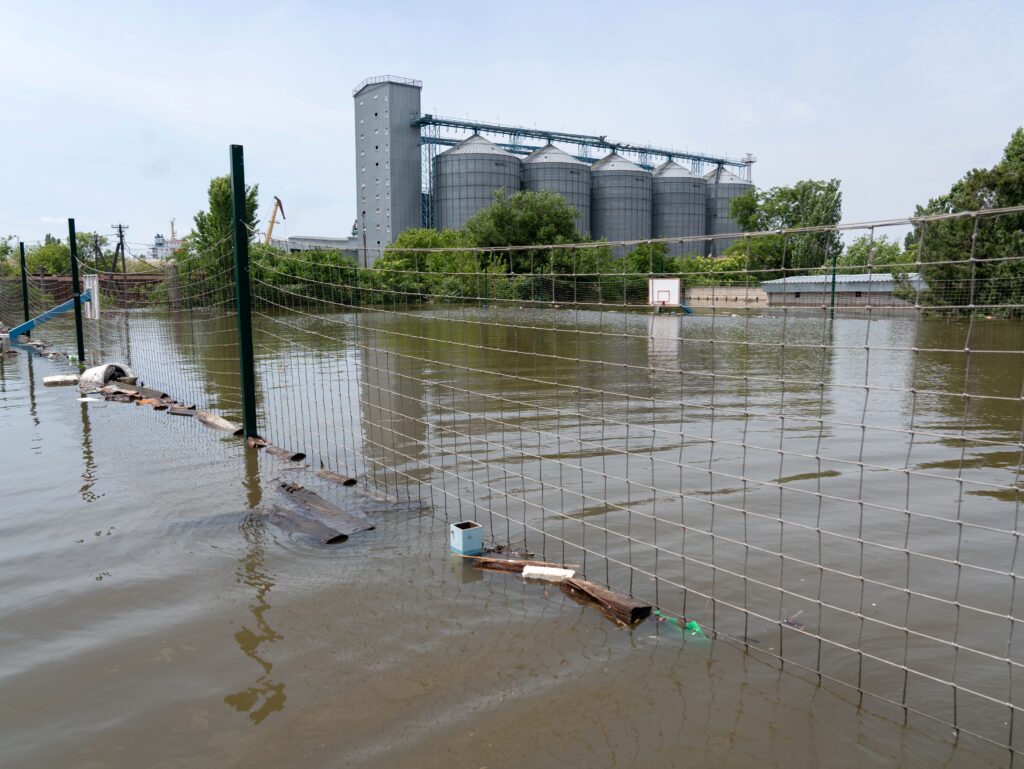 ウクライナ南部にあるダムが決壊して洪水が発生したことを踏まえ、支援する方針を伝えるとみられる。(AFP)