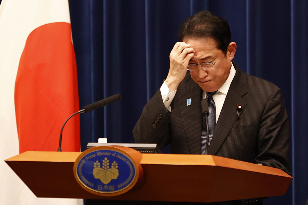 岸田文雄首相内閣に対する日本での支持率は、世論調査で12ポイントも急落した。 （AFP）