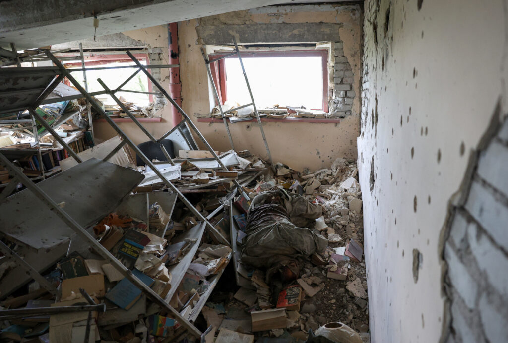 侵攻を受けたウクライナでは、住宅のほか、交通をはじめとしたインフラ施設で被害が生じている。(AFP)