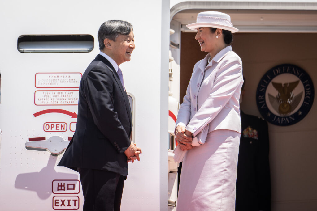 日本の徳仁天皇と雅子皇后は土曜日、国際親善促進のためインドネシアを公式訪問するため政府専用機で東京の羽田空港を出発した。(AFP)