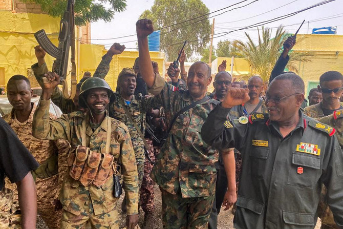 ハルツームの陣地を訪問し、兵士たちと歓声を上げるスーダン軍最高司令官のアブドゥルファッターフ・アル・ブルハン将軍。（AFP）
