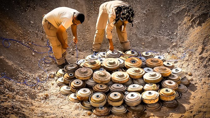 イエメンで地雷を除去するマサムプロジェクトは、5月に人道支援の一環として3,989個の地雷、不発弾、爆発装置を除去した。（Twitterの写真）