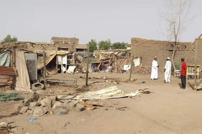 2023年6月1日木曜日、スーダンのハルツーム、アラマット地区で空爆後に破壊された自宅の瓦礫を確認する人々。ホワイトハウスは、紛争当事者がアフリカ北東部のスーダンで停戦合意を守らなかったとして、同国で「暴力を助長している」主な軍需会社や関係者に制裁を科すと発表した。(AP写真)