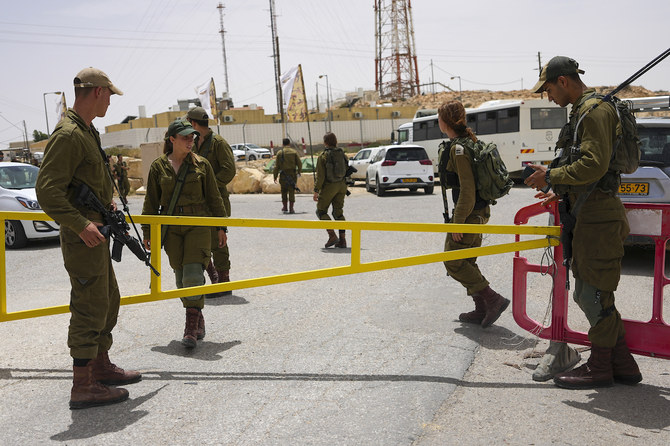 2023年6月3日（土）、イスラエル南部エジプト国境付近で発生した銃撃戦で死者が出た後、軍事基地に通じる門を警備するイスラエル兵（AP）