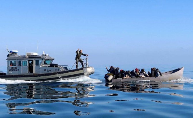 今年初め、チュニジアのスファックス沖で、イタリアに渡ろうとする移民を海上で制止するチュニジアの沿岸警備隊。(ロイター)