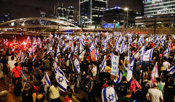 イスラエルのベンヤミン・ネタニヤフ首相とその国家主義連立政権の司法改革に反対するデモで、主要道路を塞ぐ人々。2023年6月3日、イスラエル・テルアビブにて。（ロイター）
