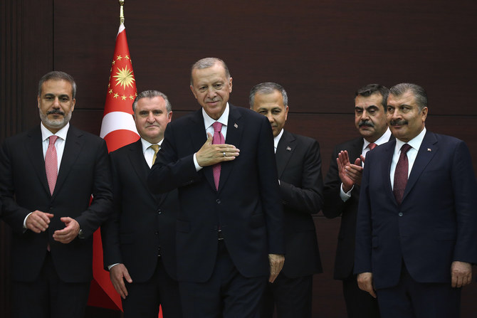 トルコ大統領府での大統領就任式で新内閣の閣僚らと並んで立つレジェップ・タイイップ・エルドアン大統領。アンカラ、トルコ（AFP）