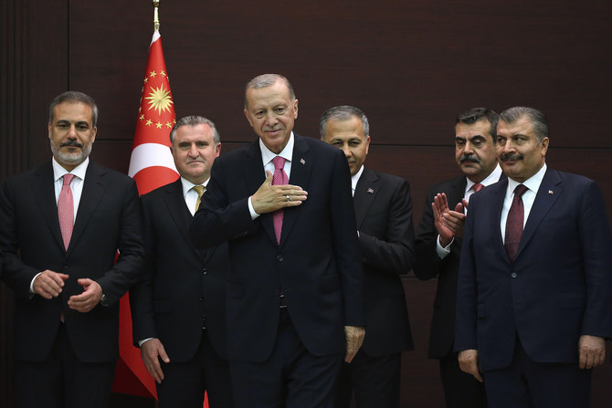 トルコ大統領府での大統領就任式で新内閣の閣僚らと並んで立つレジェップ・タイイップ・エルドアン大統領。アンカラ、トルコ(AFP)