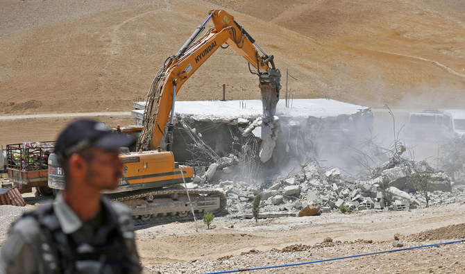 2022年7月25日、占領下のヨルダン川西岸地区にあるマサーフェルヤッタのUmm Qasas地区において、パレスチナ人の住居を取り壊すイスラエルのブルドーザー。（AFP/資料）