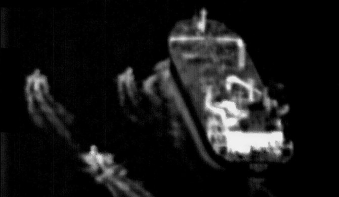 この静止画は、米国海軍のボーイングP-8ポセイドンが撮影した監視ビデオから取られており、2023年6月4日日曜日にホルムズ海峡の商船に接近するイラン革命防衛隊の高速攻撃艇3隻が写っている。（AP経由米国海軍）