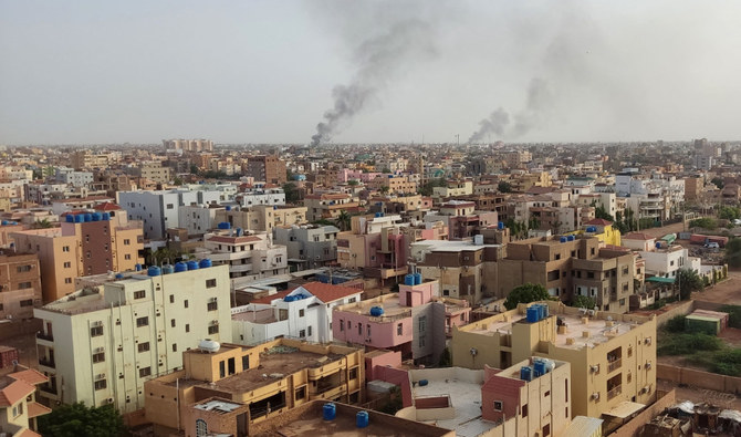 2023年6月4日、スーダンの将軍同士の戦闘が激化し、ハルツームの建物の背後で煙が立ち上る。（AFP）