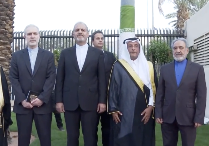 サウジアラビアとイランの当局者が火曜日、リヤドにあるテヘラン大使館の再開式典で写真撮影を行った。(AFP通信)