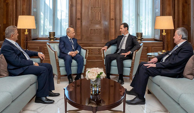 シリア大統領府が発表した、レバノンのミシェル・アウン元大統領（中央左）と会談するバッシャール・アル・アサド大統領（中央右）の写真。ダマスカスで、2023年6月6日（AFP）