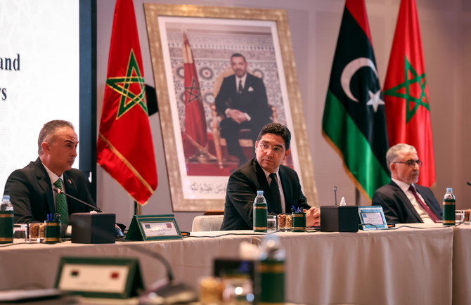 リビア議会議員代表団長のジャラル・サラ・アブド・アッサラーム氏（写真左）、モロッコのナースィル・ブリタ外務大臣、そしてリビア高等法院代表団長のオマル・モハメド・アブーリファ氏（同右）が、モロッコ・ブズニカで開催された合同委員会の協議に出席している。（写真：AFP通信）