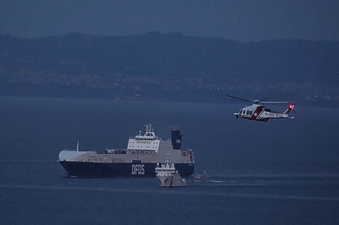2023年6月9日、ナポリ港でイタリアの沿岸警備隊に護衛されるトルコの貨物船ガラタ・シーウェイズ号。（AFP）