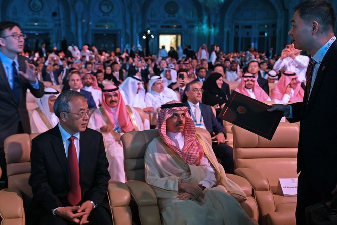 11日、リヤドで開催された第10回アラブ・中国ビジネス会議に出席する、サウジアラビアのファイサル・ビン・ファルハーン外務大臣と中国人民政治協商会議の胡春華副主席。ロイター