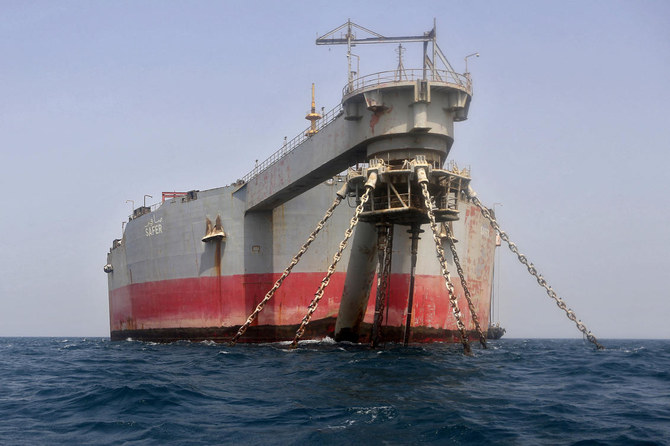100万バレルを超す原油を取り除く作業中の、窮地に立つ石油タンカー・FSOセイファー号。イエメン西部ホデイダ県の反政府勢力が支配する紅海のラス・イッサ港沖にて。（AFP）